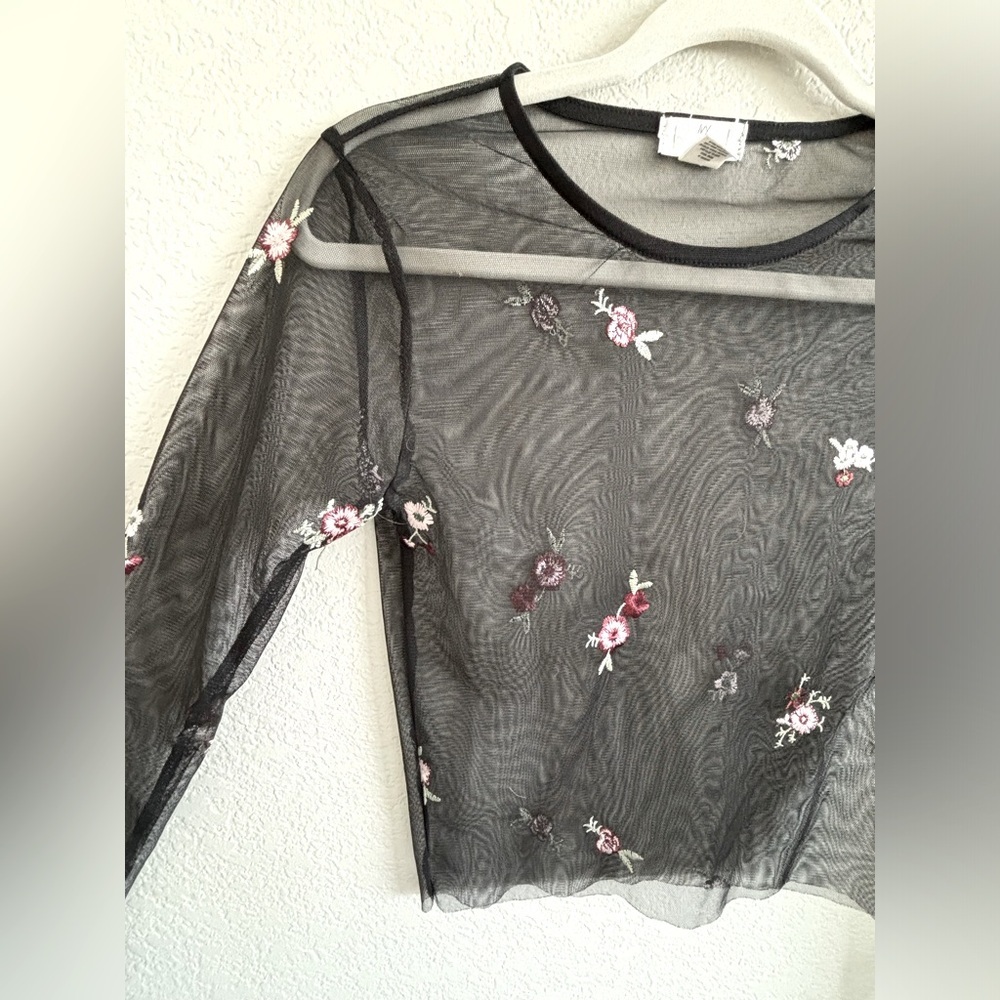 Ivy & Main floral mesh top - Picture 2 of 4